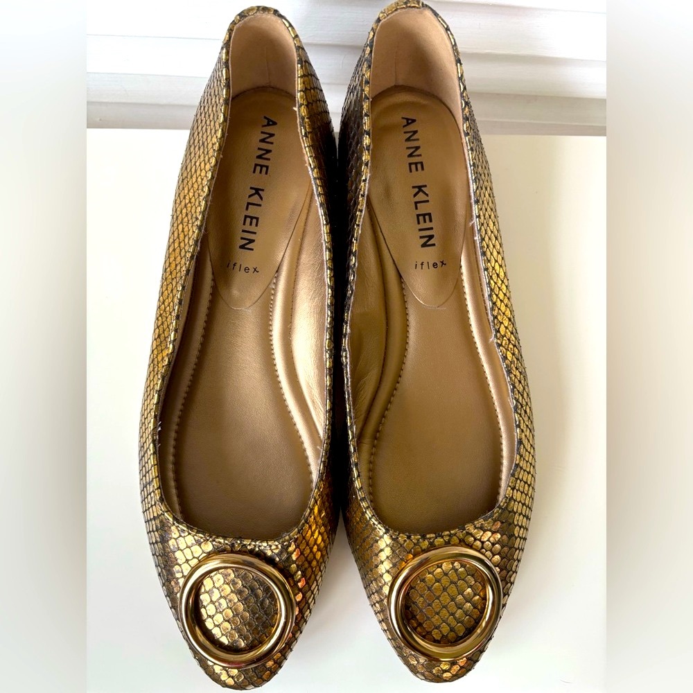 Anne Klein Women's Olivet Ballet Flat, Gold/Black color size 7